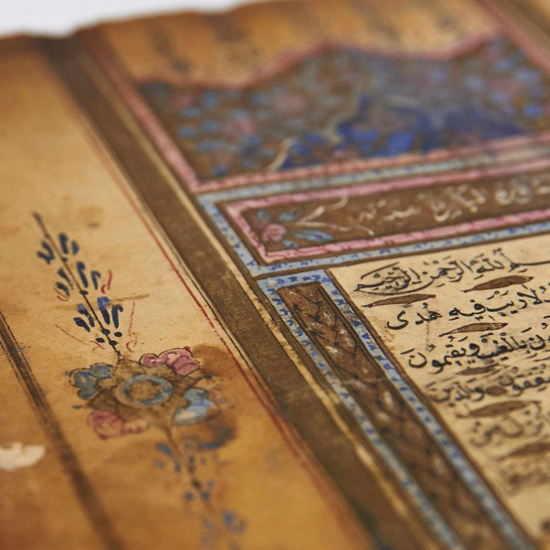 eine alte Koranhandschrift ist zu sehen
